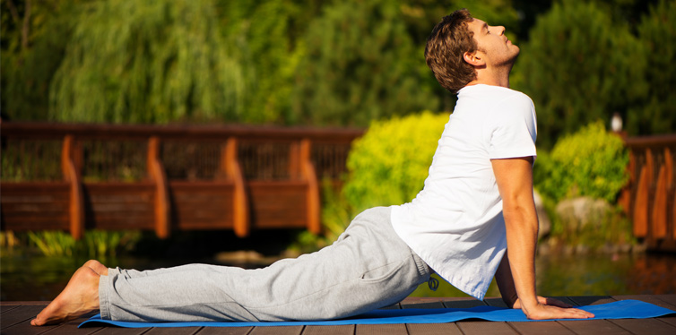 mann in einer yoga position