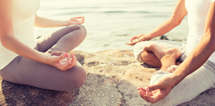 mann und frau beim yoga