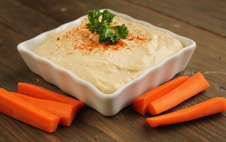 Hummus und Karotten