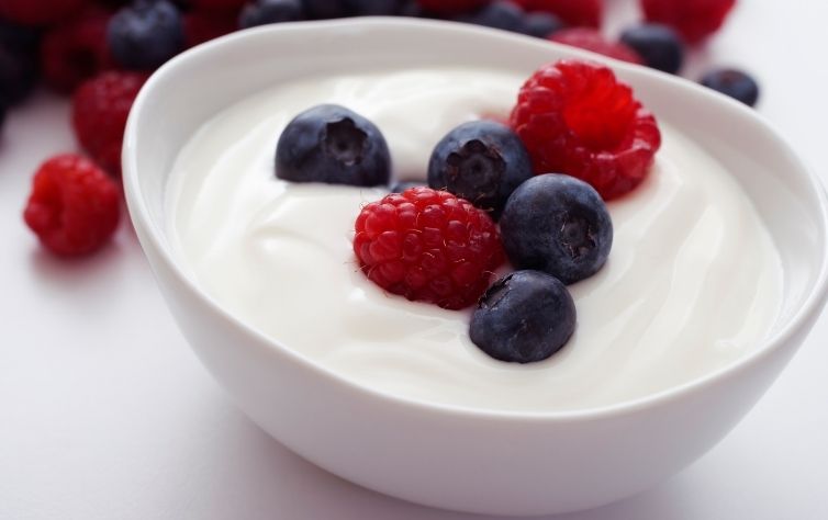 Joghurt und Früchte