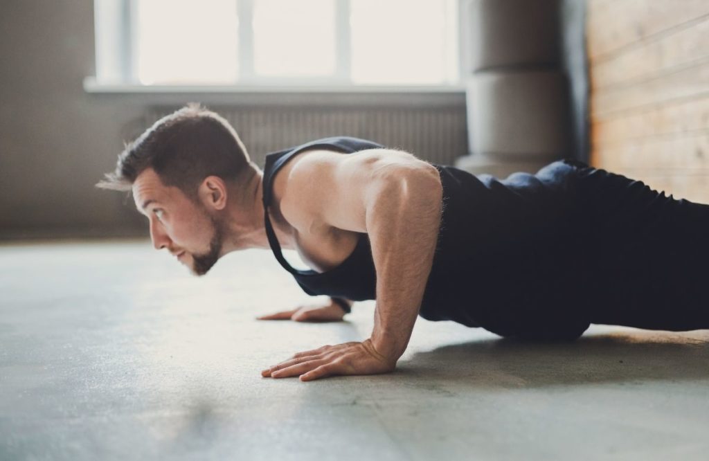 Wie schaffe ich 100 Liegestütze am Tag [Trainingsplan]
