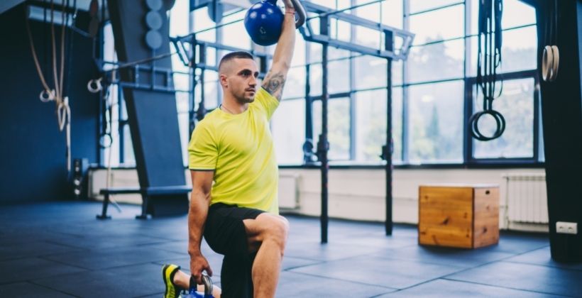 Beste Kettlebell Übung Overhead Reverse Lunge