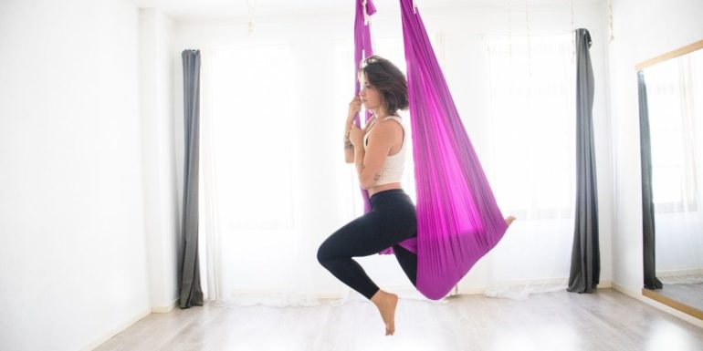 Aerial Yoga Vorteile und Wie Sie am besten damit beginnen
